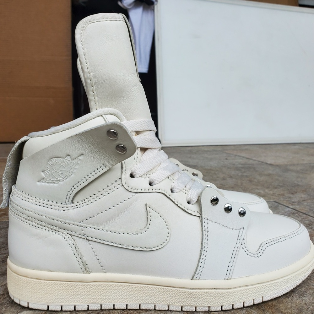 Women’s size 7‎ Nike Comme  High-Top Sneakers in Cream